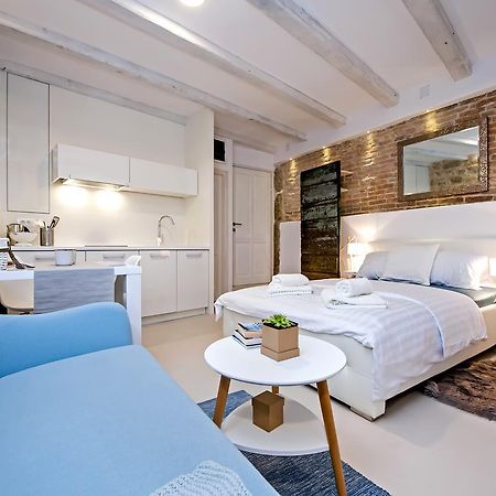Luna Rooms And Studios Ровин Екстериор снимка