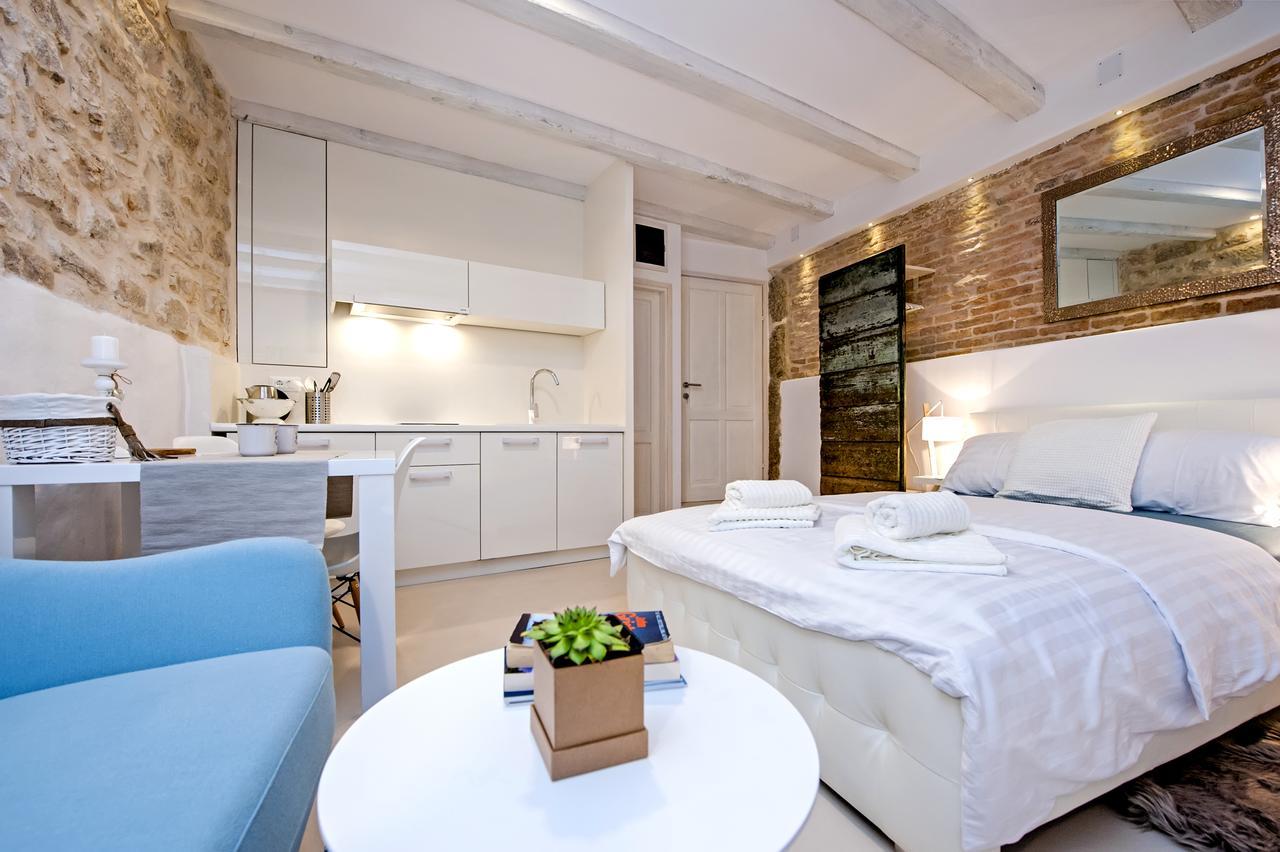 Luna Rooms And Studios Ровин Екстериор снимка