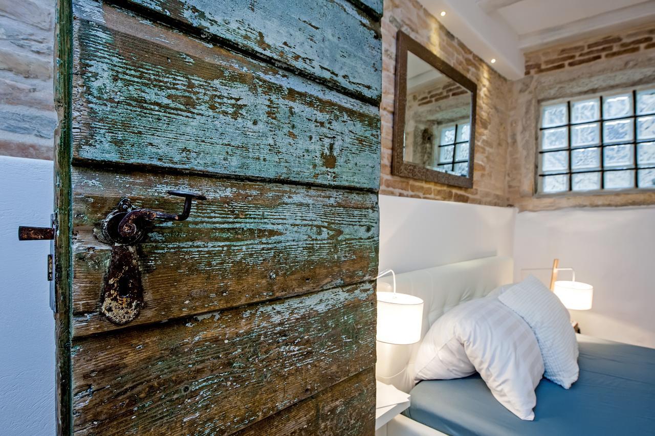 Luna Rooms And Studios Ровин Екстериор снимка