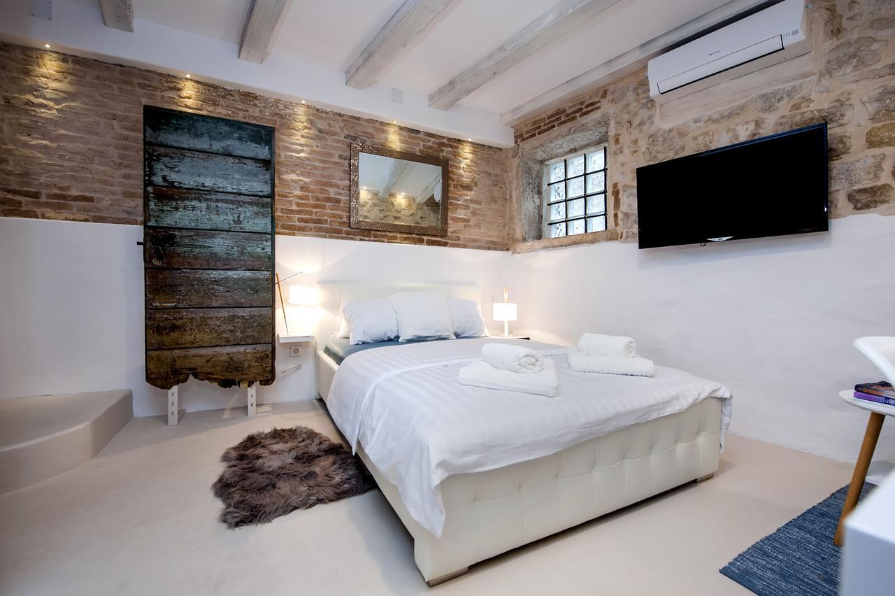 Luna Rooms And Studios Ровин Екстериор снимка