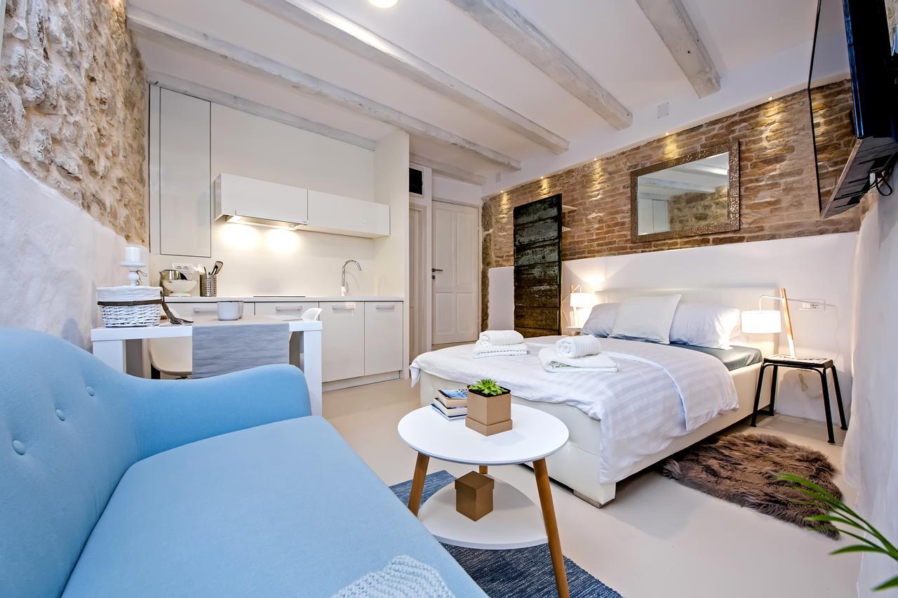 Luna Rooms And Studios Ровин Екстериор снимка