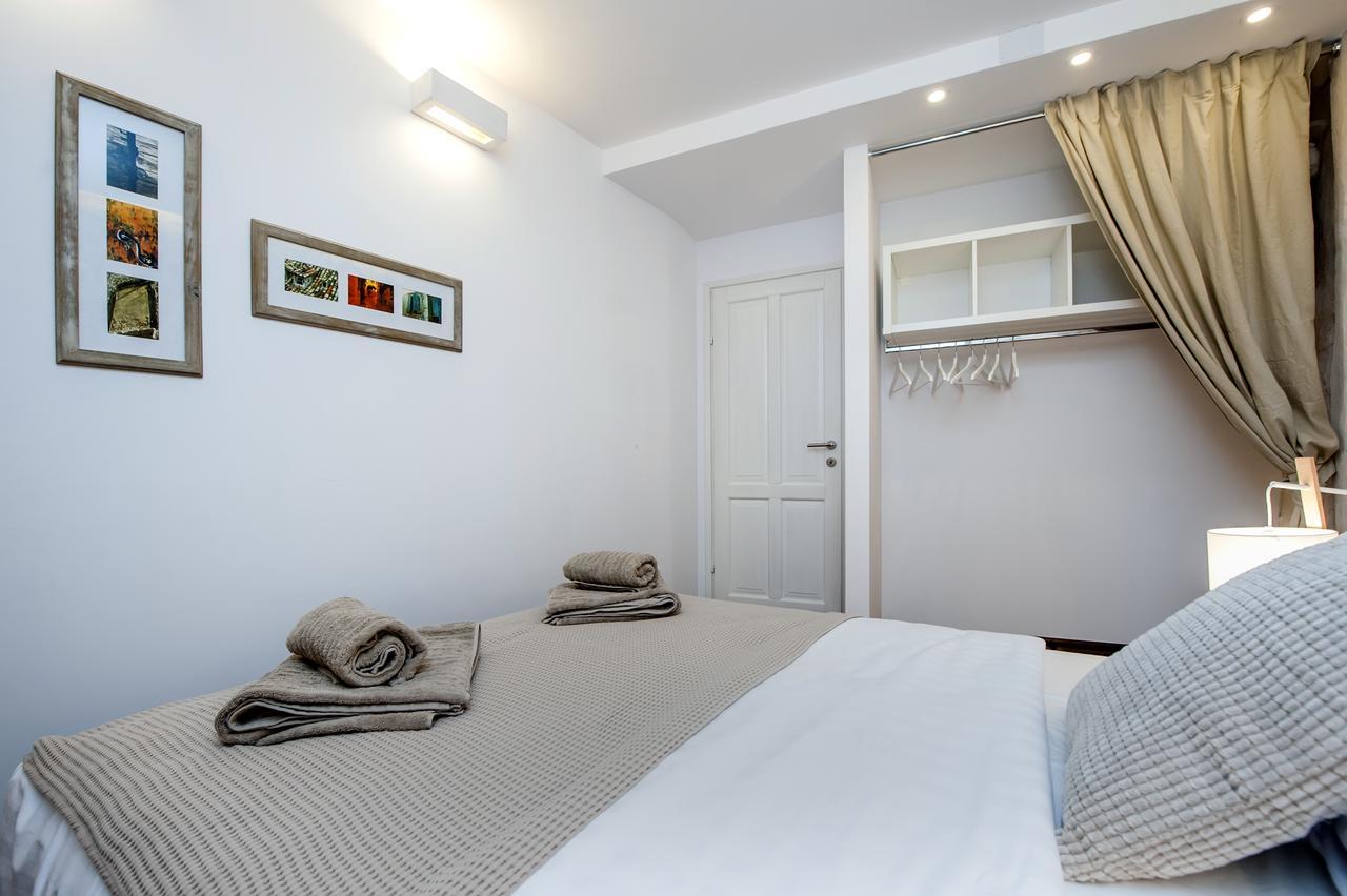 Luna Rooms And Studios Ровин Екстериор снимка