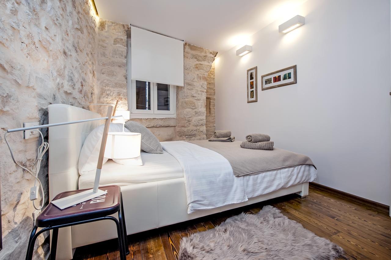 Luna Rooms And Studios Ровин Екстериор снимка