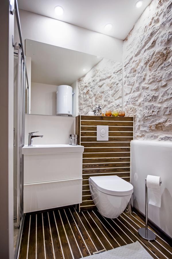 Luna Rooms And Studios Ровин Екстериор снимка