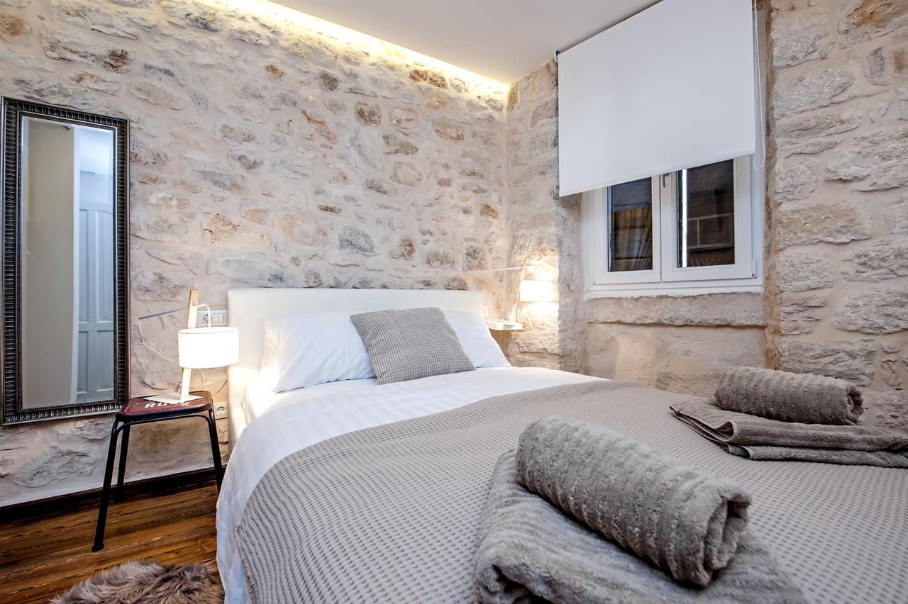 Luna Rooms And Studios Ровин Екстериор снимка