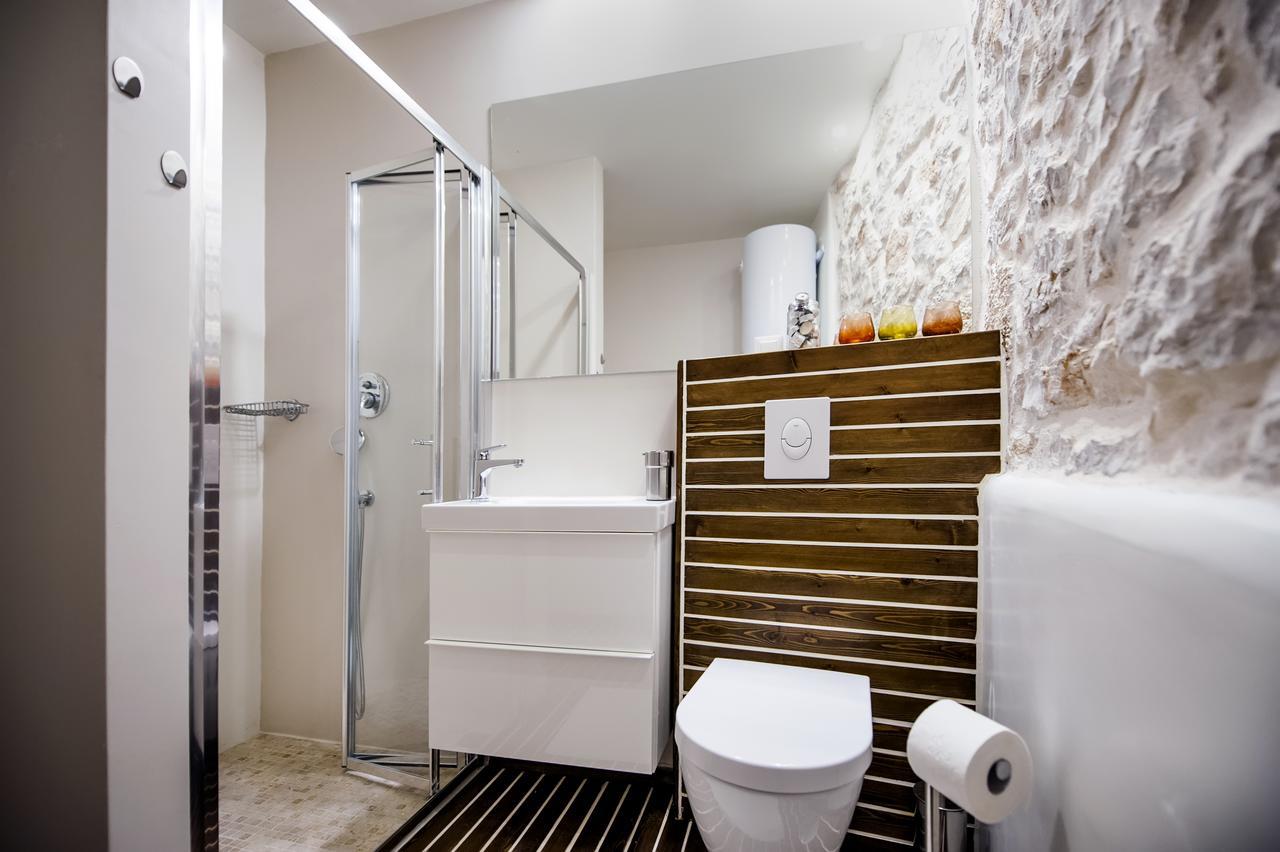 Luna Rooms And Studios Ровин Екстериор снимка