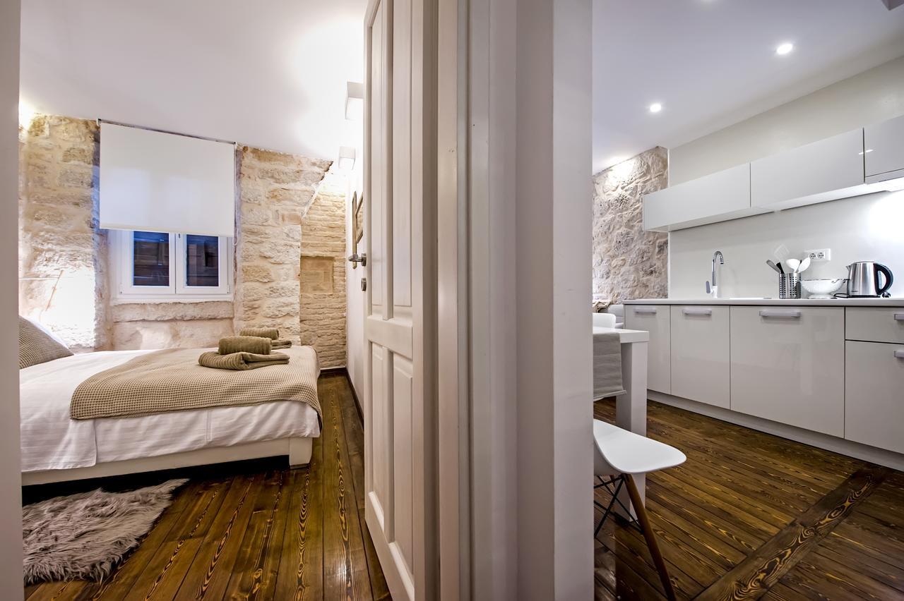 Luna Rooms And Studios Ровин Екстериор снимка