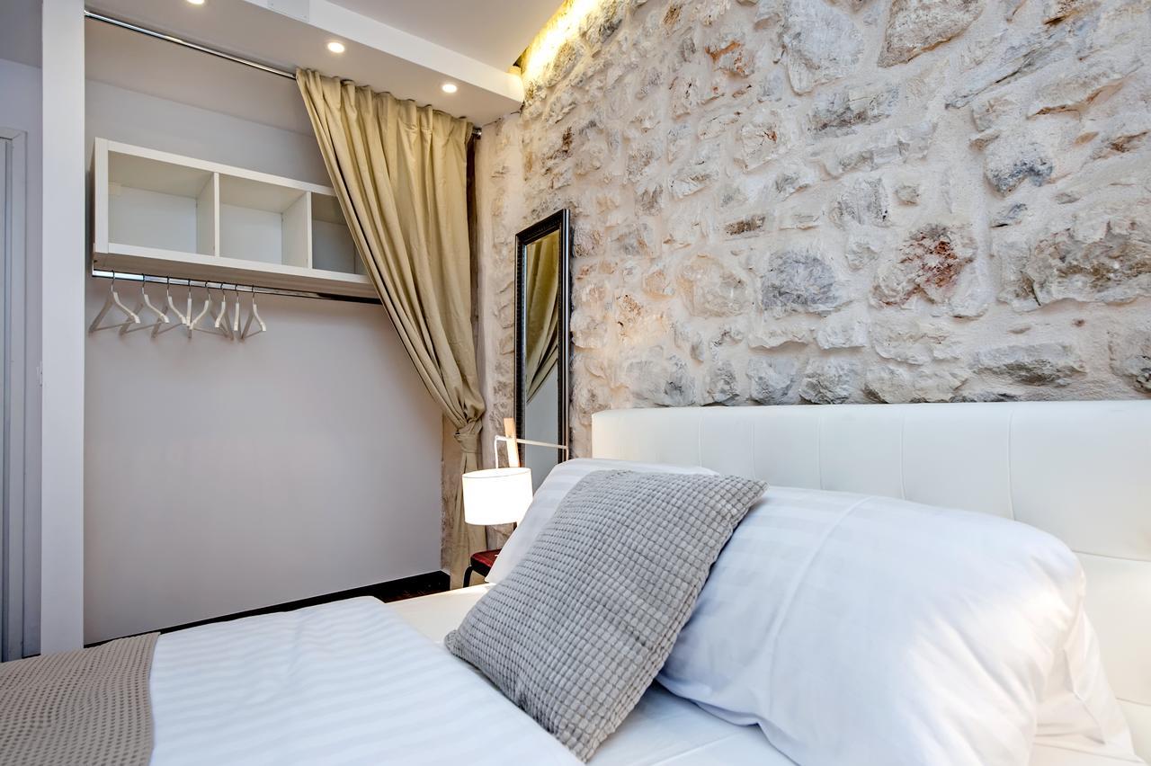 Luna Rooms And Studios Ровин Екстериор снимка
