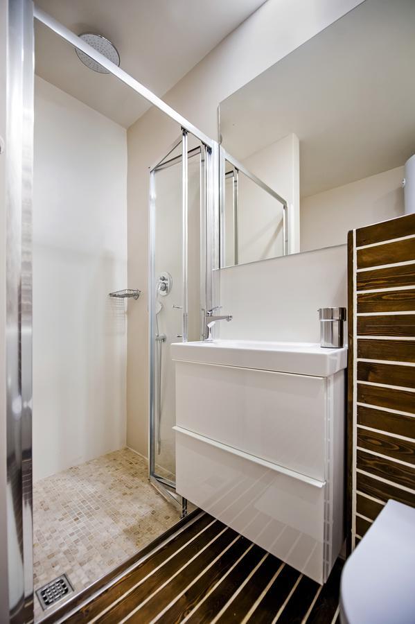 Luna Rooms And Studios Ровин Екстериор снимка