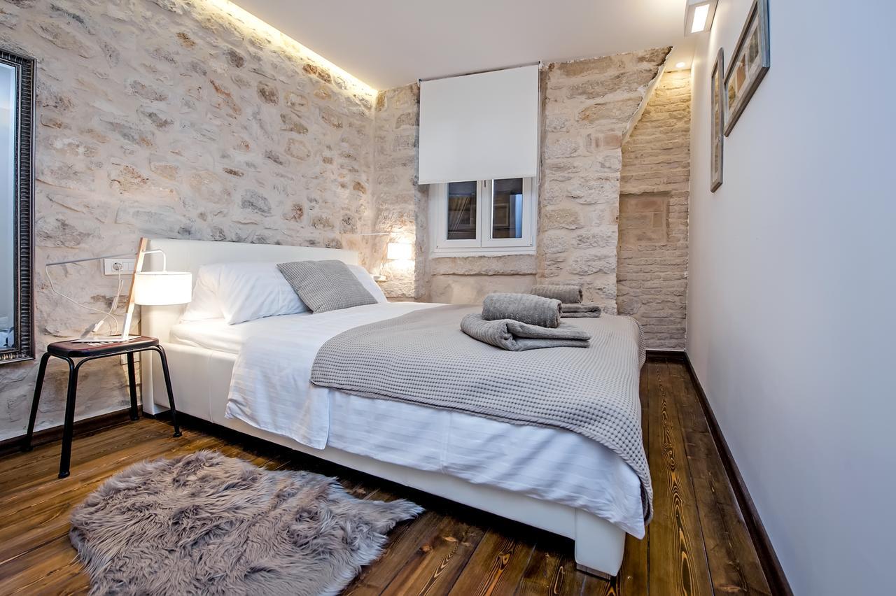 Luna Rooms And Studios Ровин Екстериор снимка