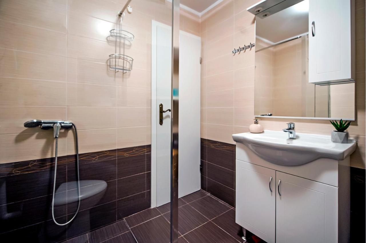 Luna Rooms And Studios Ровин Екстериор снимка
